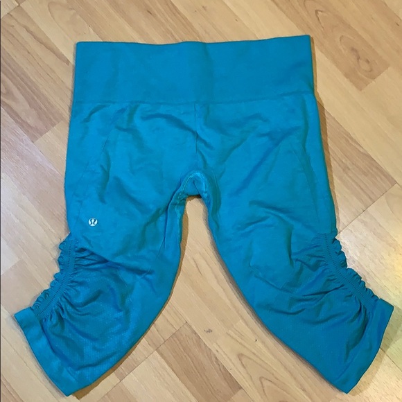Lululemon crops - Picture 2 of 2